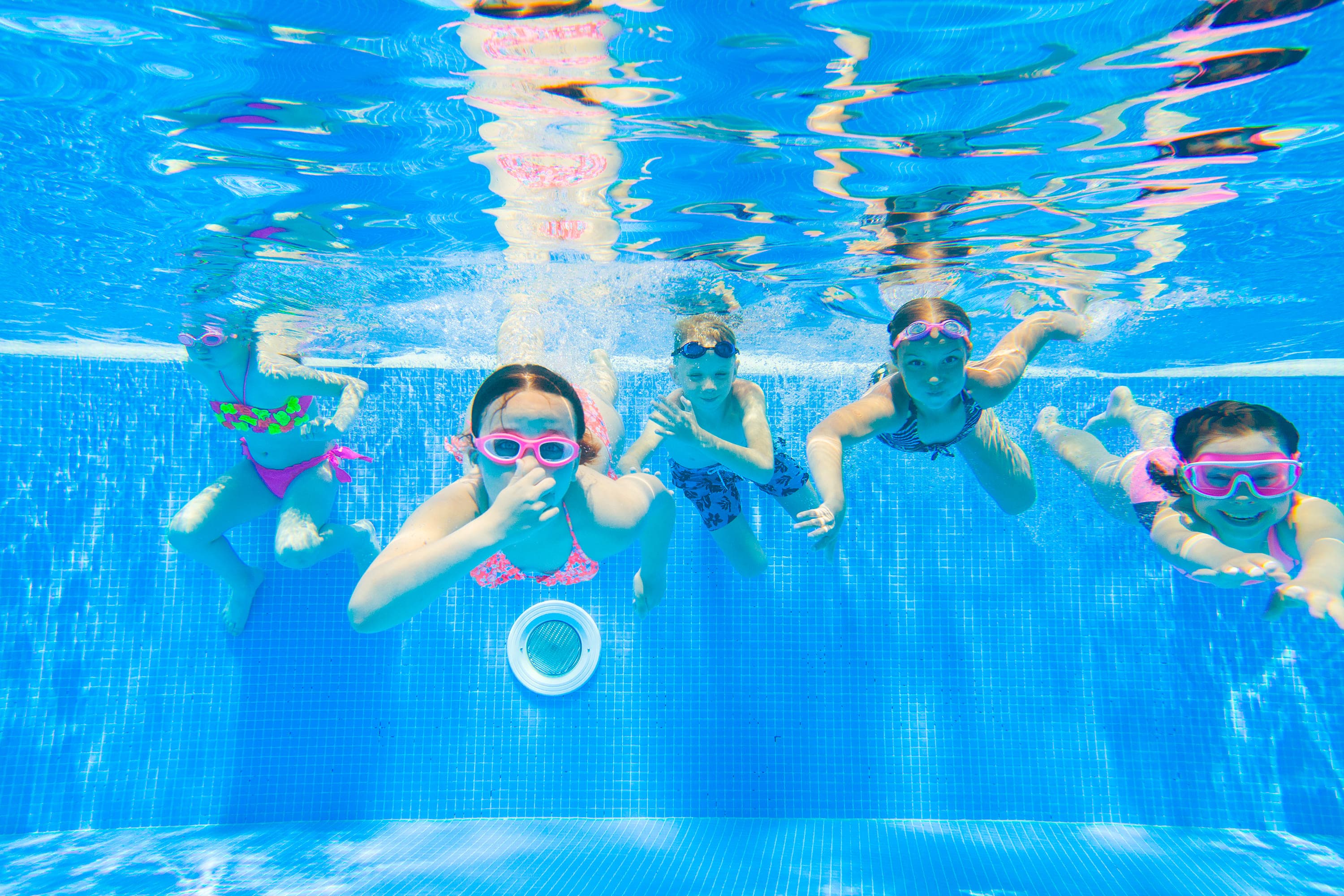 Enfants à la piscine