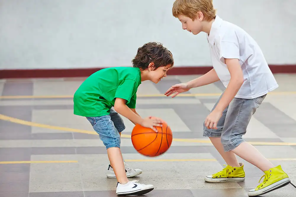 Enfants jouant au basketball
